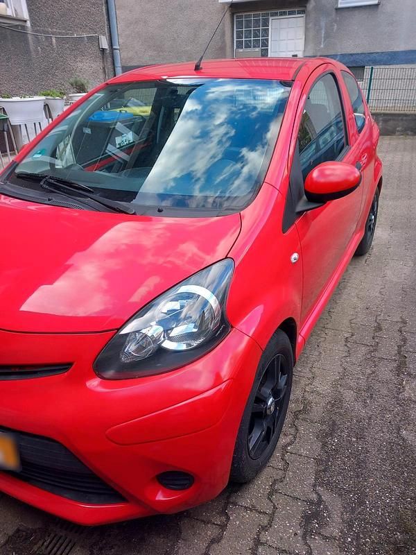 Gebraucht Toyota Aygo 68 PS (50 kW) 2013 Rot Kleinwagen