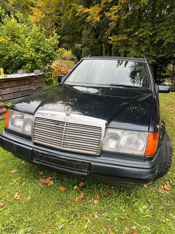 Schwarz Gebraucht 1990 Mercedes 200 Kombi | 2.100 € - Bild 1/4