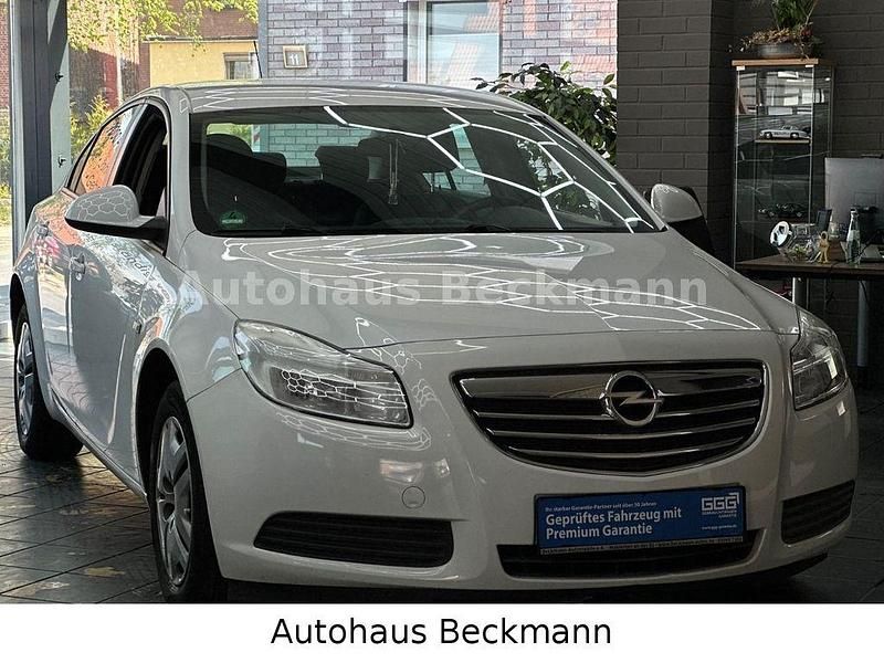 Weiß Gebraucht 2011 Opel Insignia Selection Limousine | 5.890 € (Etwas zu teuer) - Bild 1/4