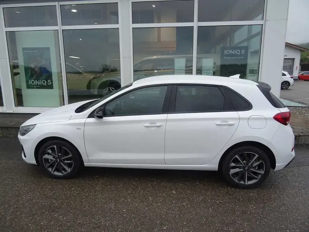 Gebraucht Hyundai i30 Advantage 160 PS (117 kW) 2024 Serenity white / mic) (weiss Limousine