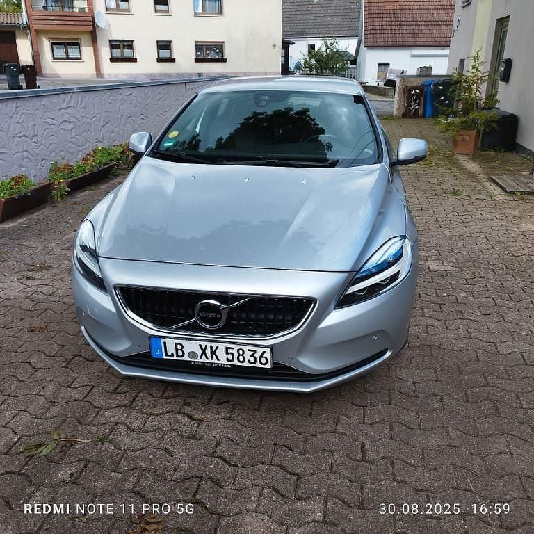 Silber Gebraucht 2018 Volvo V40 Momentum Kombi | 12.900 € (Fairer Preis) - Bild 1/4