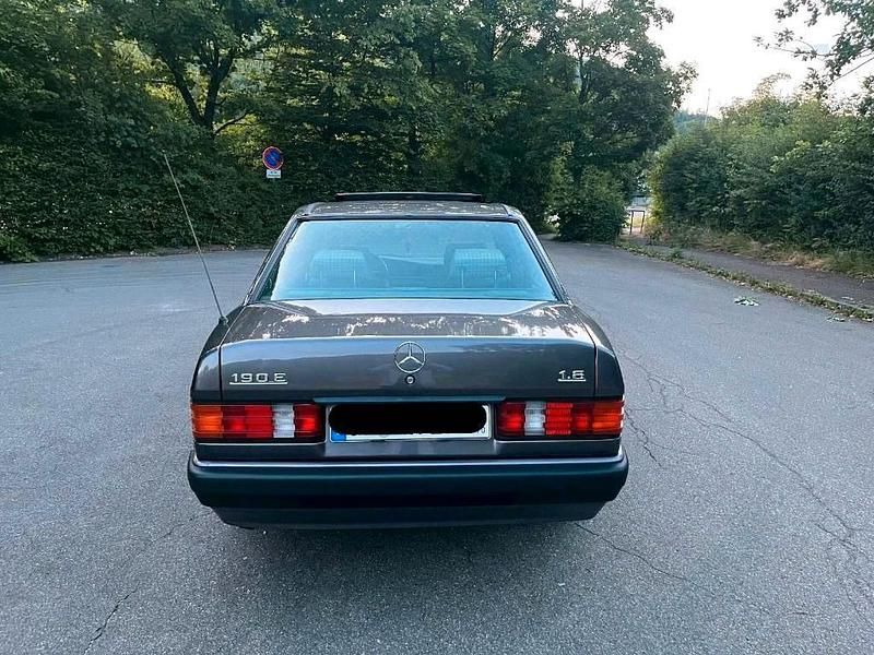 Gebraucht Mercedes 190 109 PS (80 kW) 1992 Violet Limousine