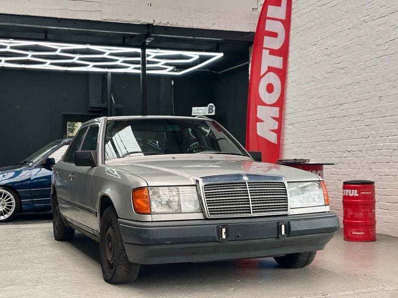 Silber Gebraucht 1988 Mercedes 200 Limousine | 3.999 € - Bild 1/4