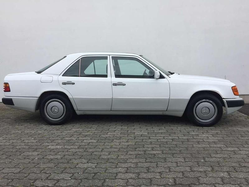 Gebraucht Mercedes E200 118 PS (86 kW) 1992 Weiss Limousine