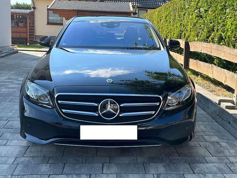 Schwarz Gebraucht 2020 Mercedes E220 Avantgarde Limousine | 32.200 € (Guter Preis) - Bild 1/4