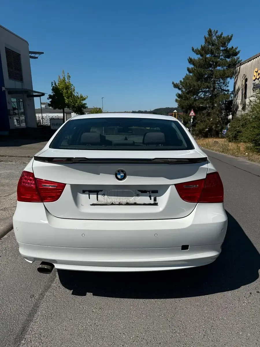 Gebraucht BMW 318 143 PS (105 kW) 2011 Weiß Limousine