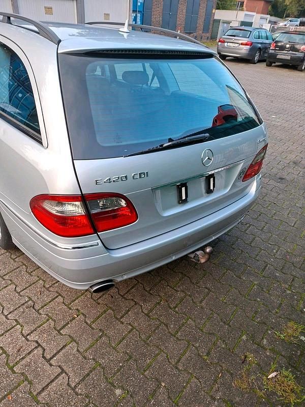 Grau Gebraucht 2009 Mercedes E320 Avantgarde Kombi | 3.000 € (Guter Preis) - Bild 1/4