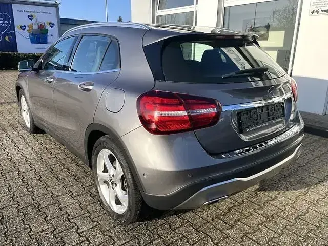 Gebraucht Mercedes GLA180 Urban 122 PS (89 kW) 2019 Grau SUV