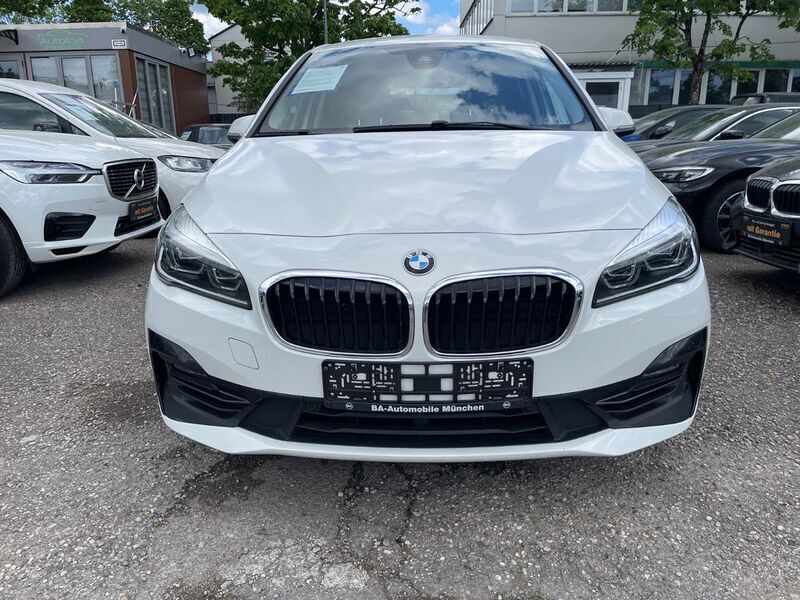 Weiß Gebraucht 2020 BMW 218 Gran Tourer Sport Line Van / Kleinbus | 17.950 € (Fairer Preis) - Bild 1/4