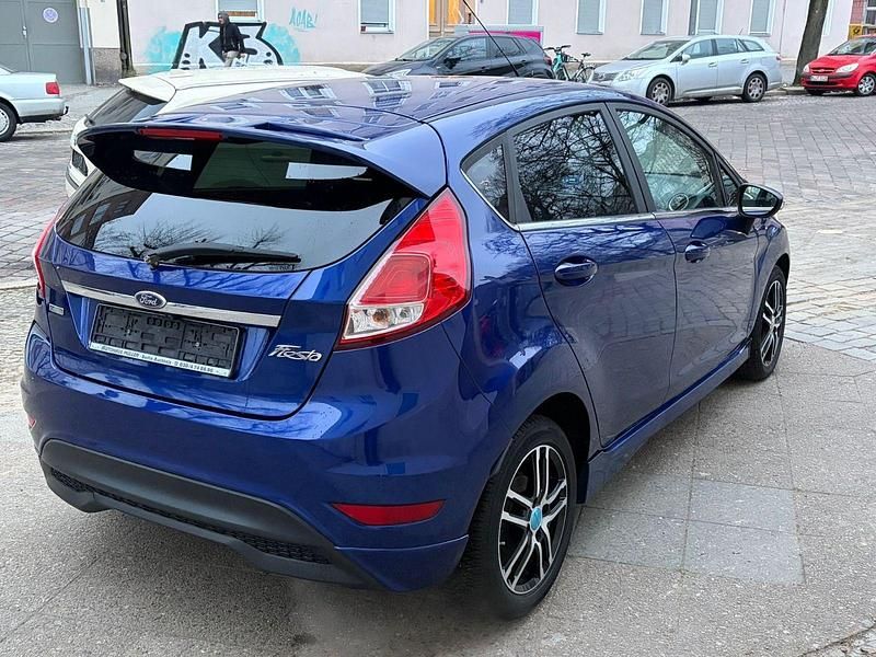 Gebraucht Ford Fiesta Titanium 101 PS (74 kW) 2015 Blau Kleinwagen