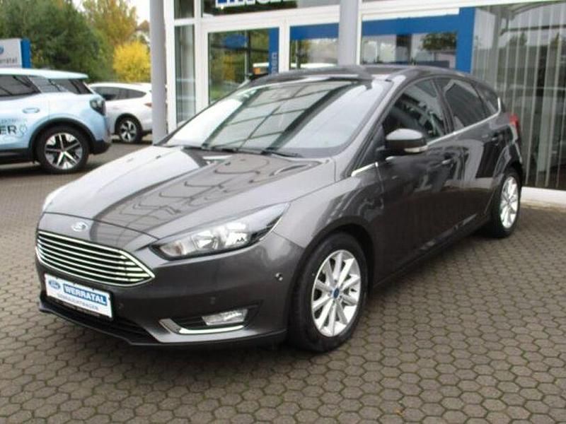Grau Gebraucht 2016 Ford Focus Titanium Limousine | 9.750 € (Fairer Preis) - Bild 1/4
