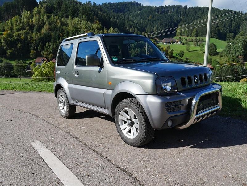 Grün Gebraucht 2009 Suzuki Jimny SUV | 8.300 € (Etwas zu teuer) - Bild 1/4