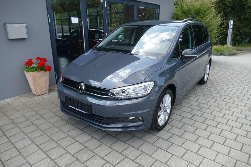 Grau Gebraucht 2024 VW Touran Highline Van / Kleinbus | 33.990 € (Fairer Preis) - Bild 1/4