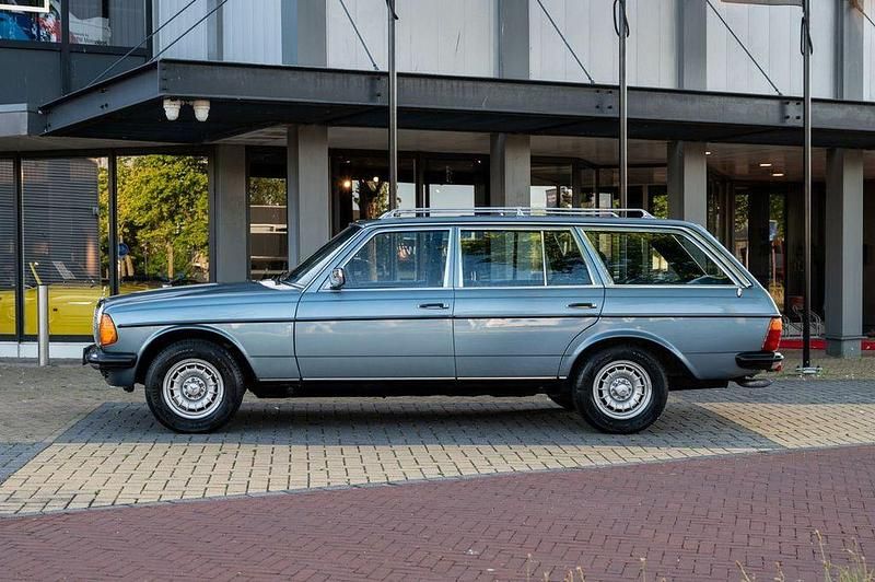 Gebraucht Mercedes E280 185 PS (136 kW) 1979 Blau Limousine
