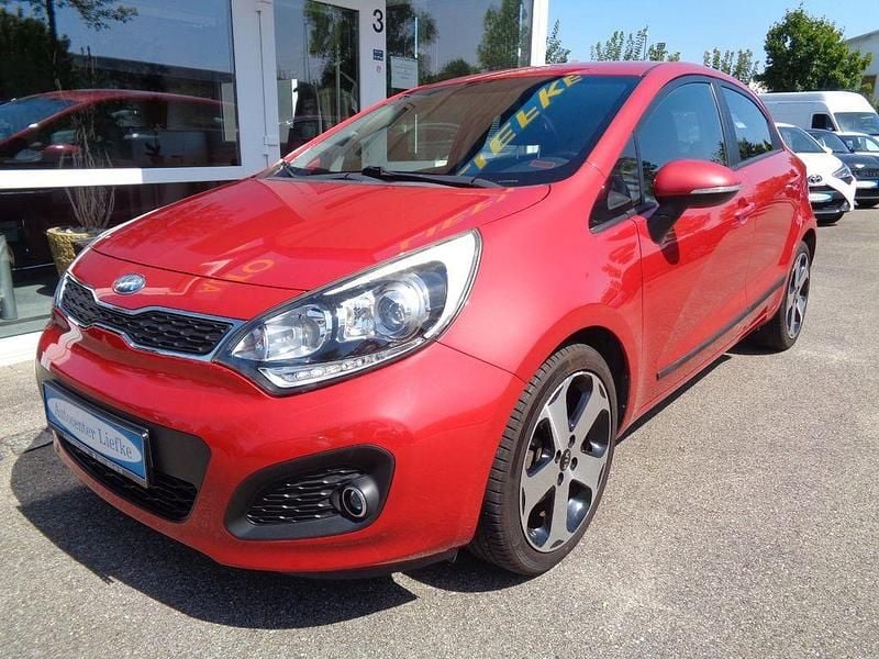 Gebraucht Kia Rio Spirit 109 PS (80 kW) 2013 Rot Limousine