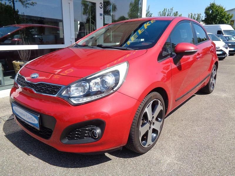 Rot Gebraucht 2013 Kia Rio Spirit Limousine | 8.700 € (Teuer) - Bild 1/4