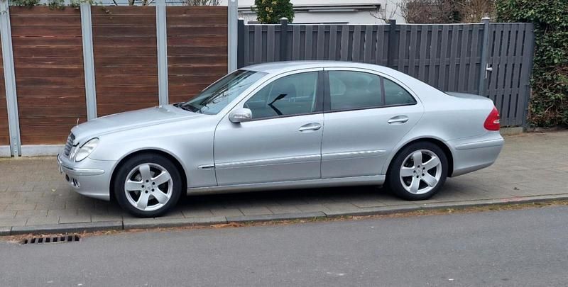 Silber Gebraucht 2002 Mercedes E240 Limousine | 2.799 € (Guter Preis) - Bild 1/4