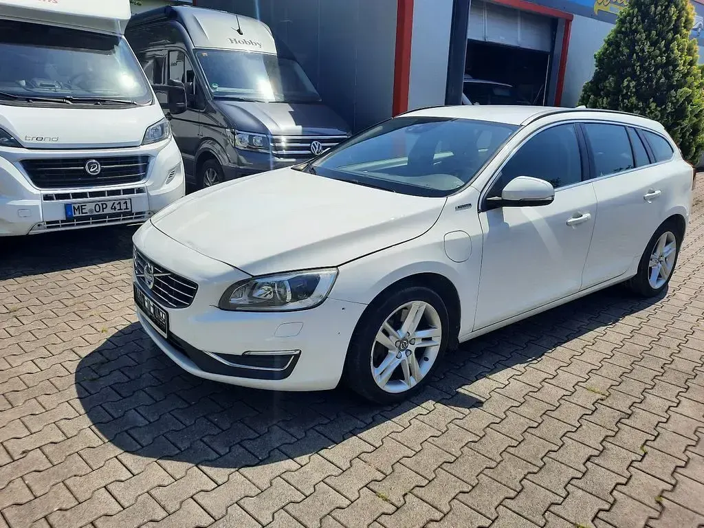 Gebraucht Volvo V60 Momentum 215 PS (158 kW) 2016 Weiß Kombi