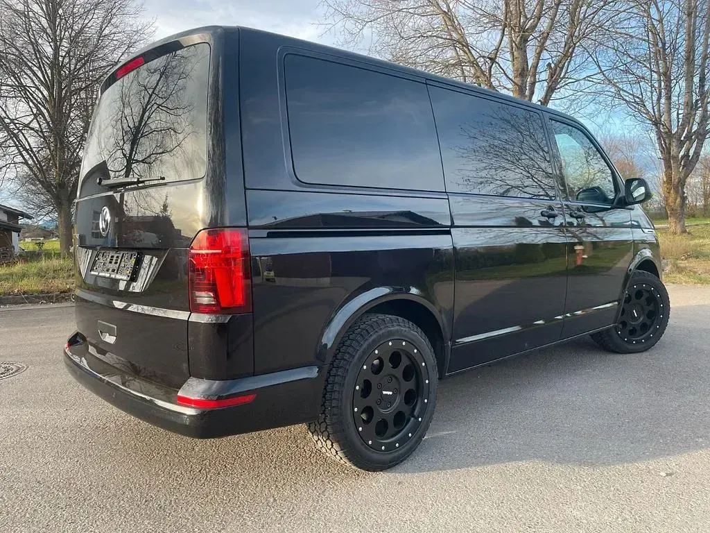 Gebraucht VW Multivan Trendline 150 PS (110 kW) 2020 Deep black perleffekt Van / Kleinbus