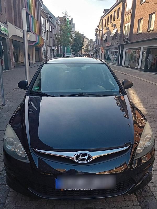 Schwarz Gebraucht 2010 Hyundai i30 Limousine | 3.300 € (Etwas zu teuer) - Bild 1/4