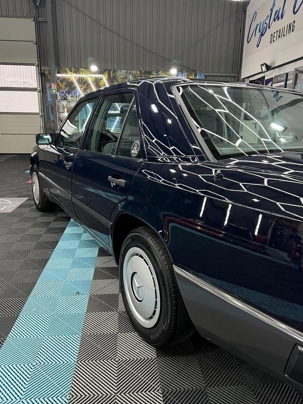 Gebraucht Mercedes E300 109 PS (80 kW) 1987 Blau Limousine
