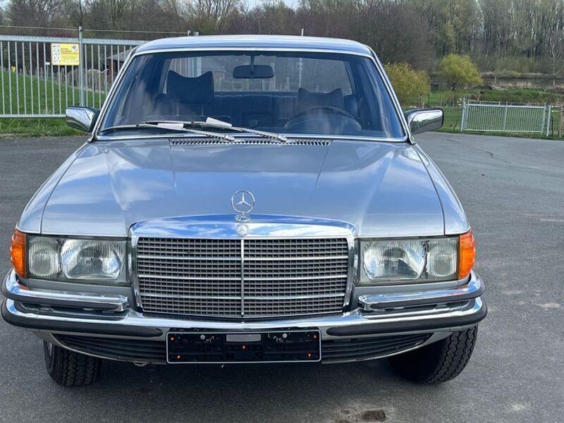 Grau Gebraucht 1975 Mercedes S280 Limousine | 9.000 € - Bild 1/4