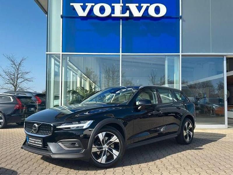 Gebraucht Volvo V60 CC Ultimate 197 PS (144 kW) 2023 019 black stone Kombi