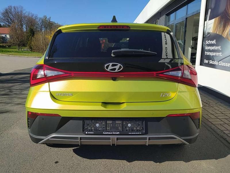 Gebraucht Hyundai i20 Select 84 PS (61 kW) 2023 Lucid lime / met Kleinwagen