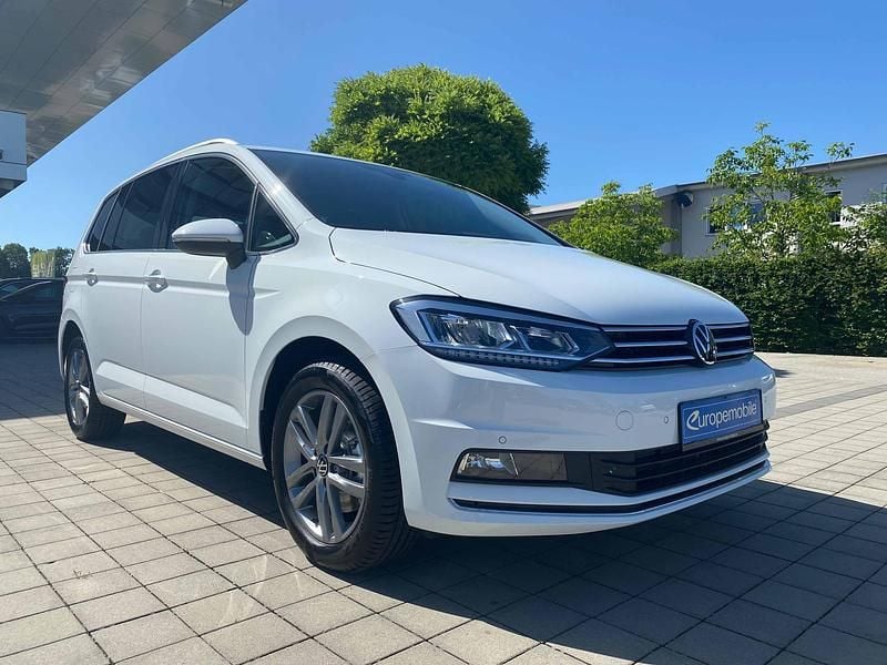 Pure white sonderfarbe uni Gebraucht 2022 VW Touran Highline Van / Kleinbus | 28.390 € (Guter Preis) - Bild 1/4