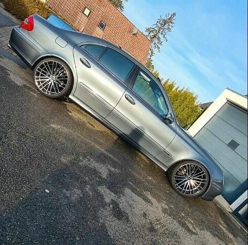 Grau Gebraucht 2007 Mercedes E350 Avantgarde Limousine | 8.599 € (Fairer Preis) - Bild 1/4
