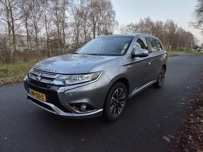 Grau Gebraucht 2015 Mitsubishi Outlander P-HEV Edition SUV | 9.450 € - Bild 1/4