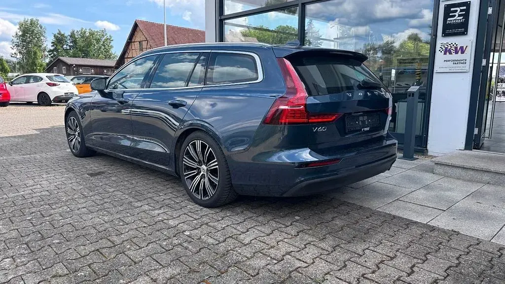 Gebraucht Volvo V60 Momentum 150 PS (110 kW) 2018 Denim blue / metallic Kombi