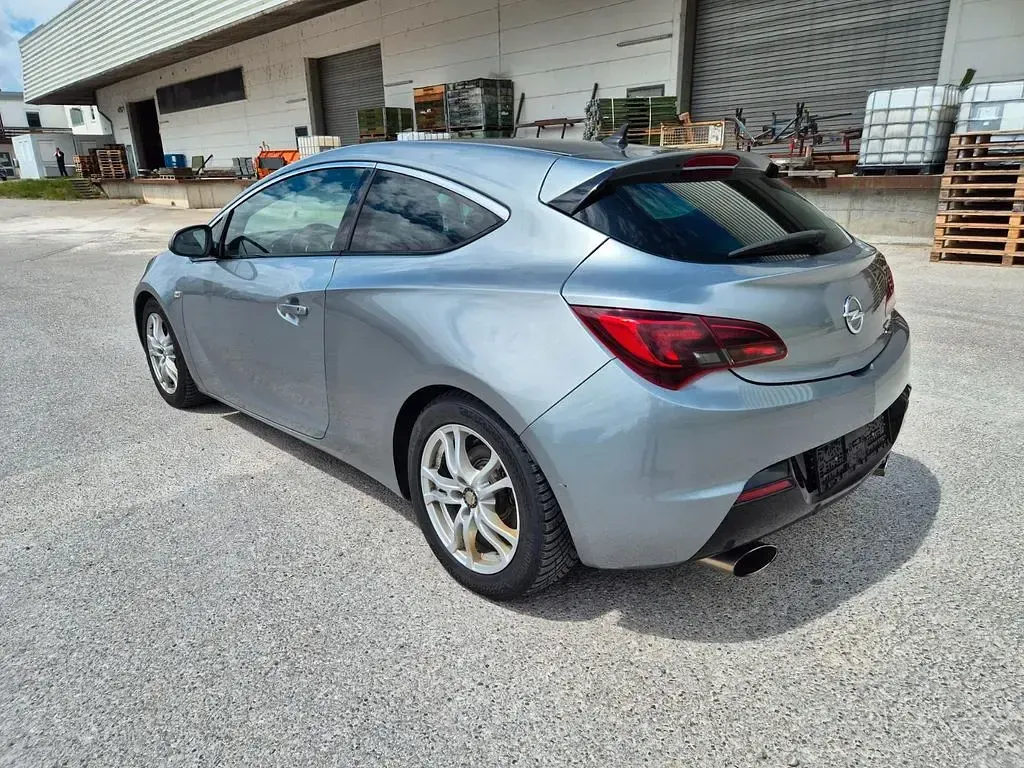 Gebraucht Opel Astra GTC Edition 179 PS (131 kW) 2012 Silber Coupé