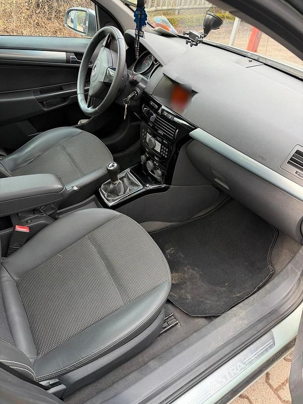 Gebraucht Opel Astra Edition 110 PS (80 kW) 2009 Silber Limousine