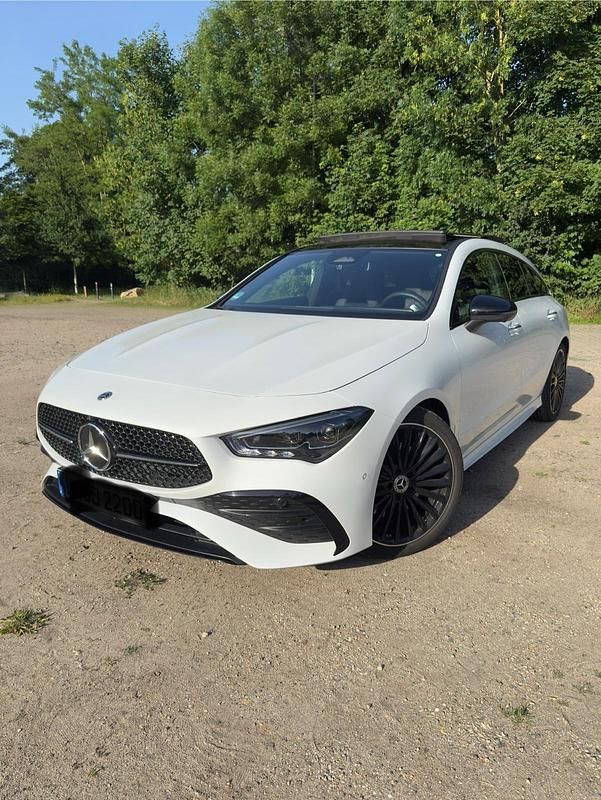 Weiß Gebraucht 2024 Mercedes CLA200 Shooting Brake AMG line Kombi | 34.999 € (Fairer Preis) - Bild 1/4