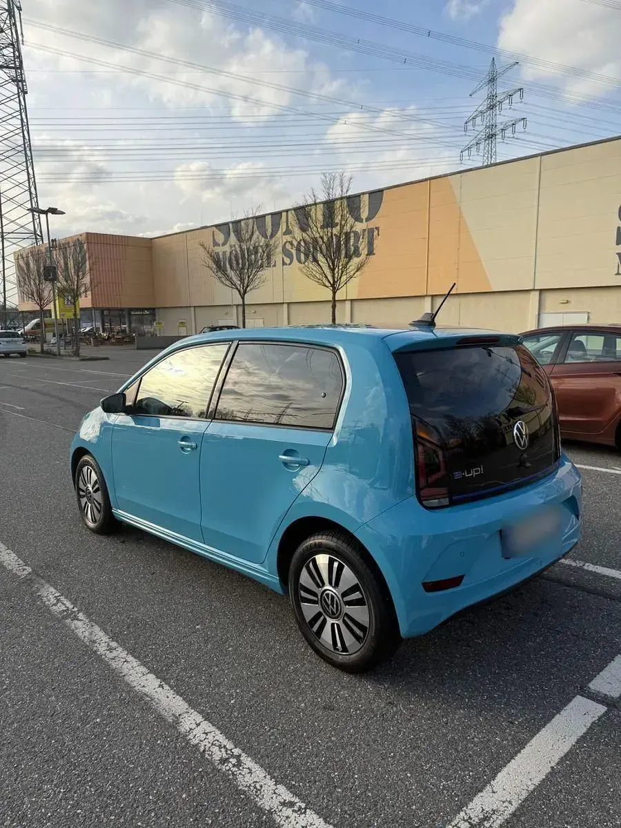 Używany VW e-up! Style 61 kW (83 KM) 2021 Niebieski Hatchback