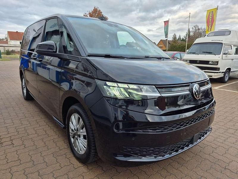 Gebraucht VW Multivan Life 136 PS (100 kW) 2022 Deep black perleffekt Van