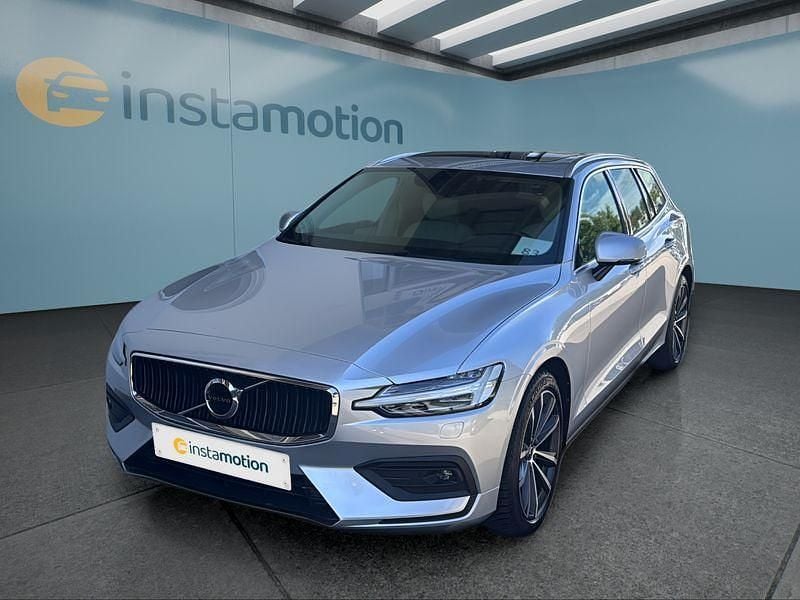 Silber Gebraucht 2021 Volvo V60 Momentum Kombi | 32.799 € (Teuer) - Bild 1/4