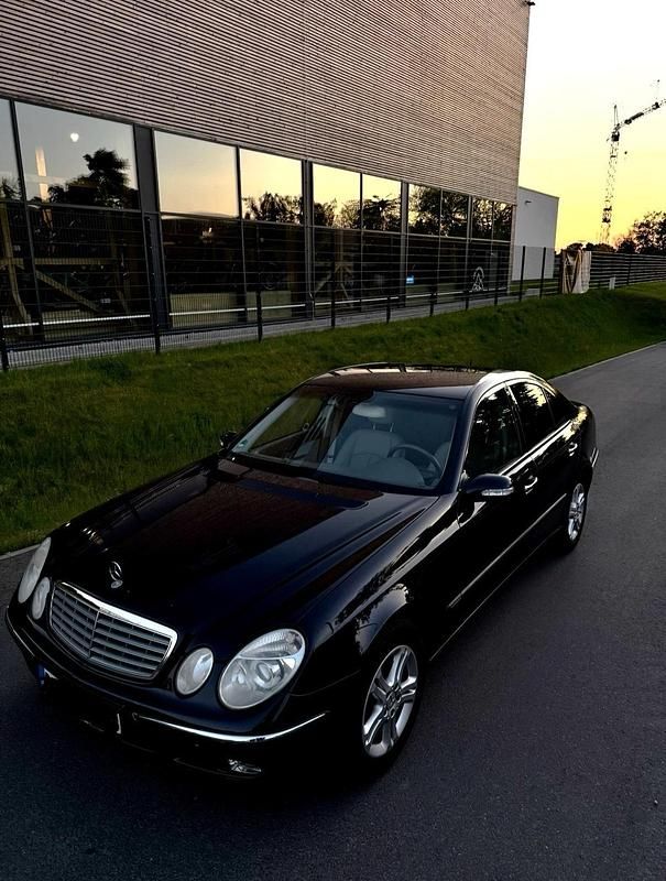 Gebraucht Mercedes E240 179 PS (131 kW) 2003 Blau Limousine