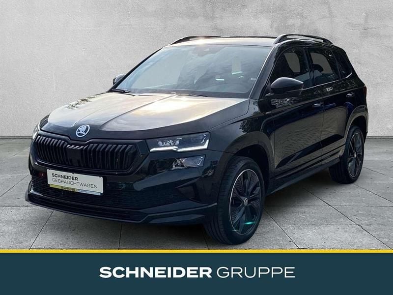 Farbe schwarzmagic perleffek Gebraucht 2024 Skoda Karoq SportLine SUV | 30.890 € (Fairer Preis) - Bild 1/4