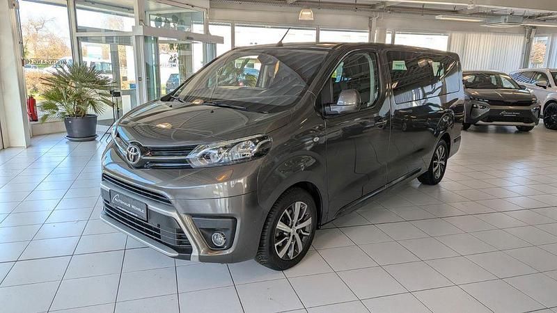 Grau Gebraucht 2022 Toyota Proace Verso Comfort Kombi | 33.990 € (Fairer Preis) - Bild 1/4