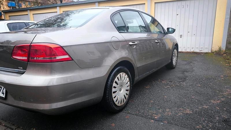 Gebraucht VW Passat 105 PS (77 kW) 2011 Andere farben Limousine