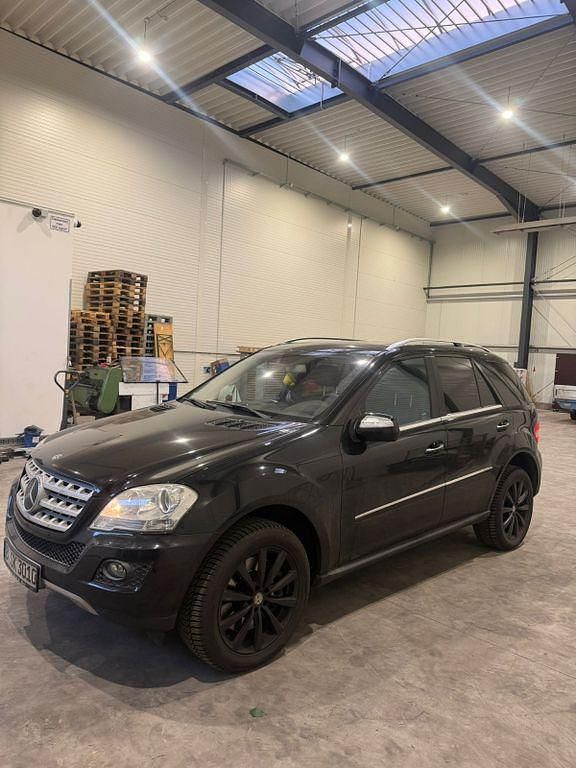 Gebraucht Mercedes ML500 387 PS (284 kW) 2010 Schwarz SUV