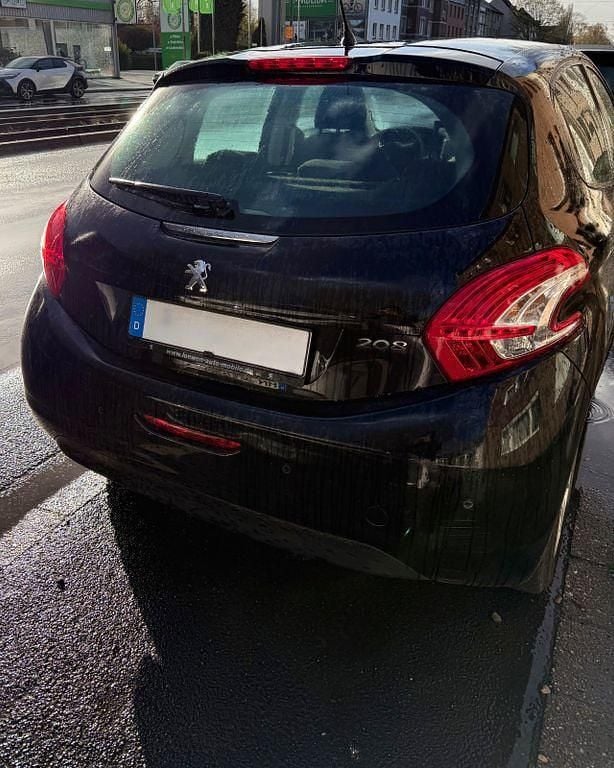 Gebraucht Peugeot 208 Access 68 PS (50 kW) 2014 Schwarz Kleinwagen