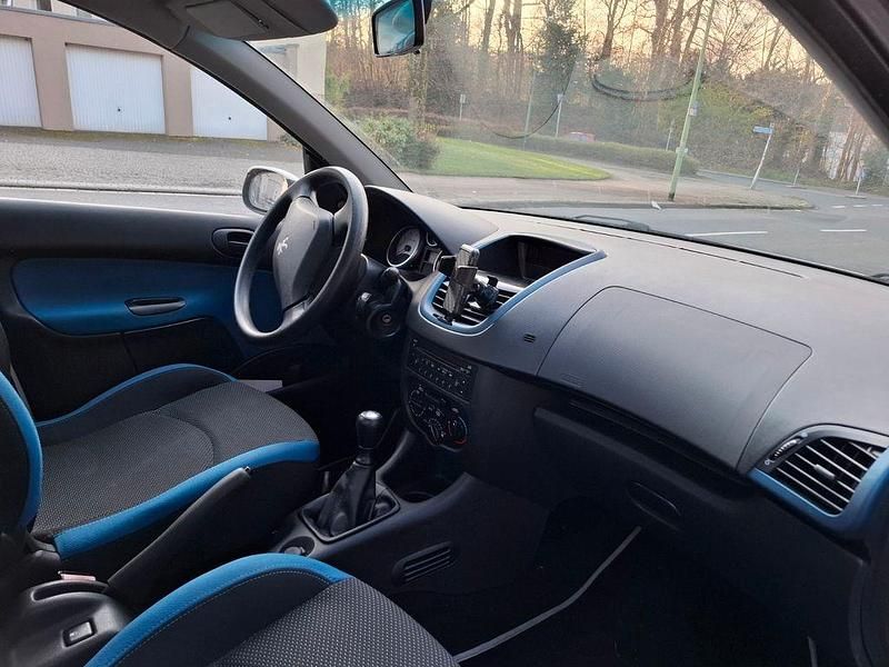 Gebraucht Peugeot 206 73 PS (53 kW) 2011 Weiß Limousine