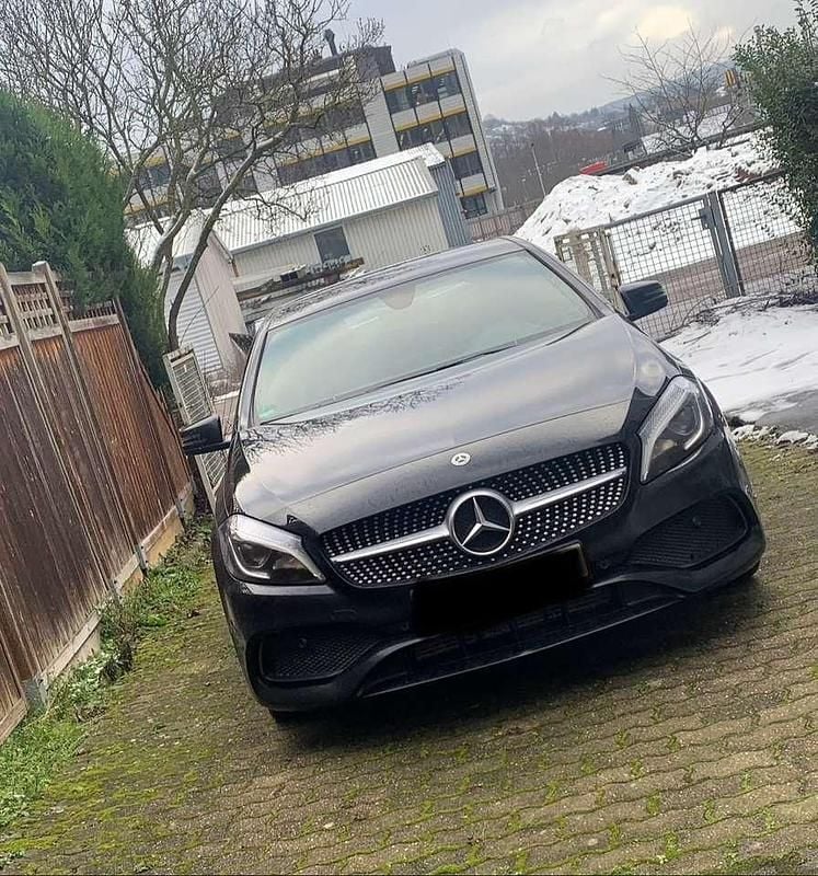 Schwarz Gebraucht 2018 Mercedes A180 AMG line Limousine | 15.500 € (Superpreis) - Bild 1/4