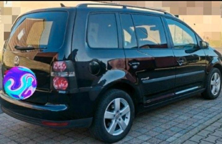Schwarz Gebraucht 2010 VW Touran Freestyle Van / Kleinbus | 7.500 € (Teuer) - Bild 1/4