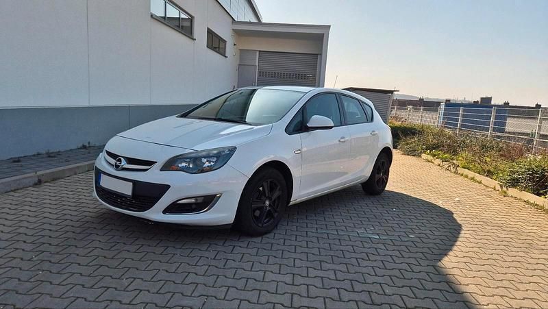Weiß Gebraucht 2012 Opel Astra Kombi | 3.855 € (Guter Preis) - Bild 1/4