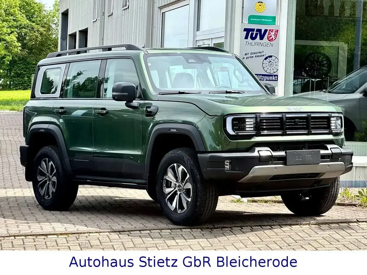Neu Baic BJ40 234 PS (172 kW) 2026 Grünmetallic SUV