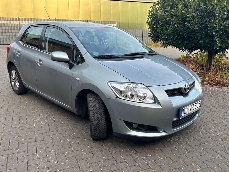 Grau Gebraucht 2009 Toyota Auris Limousine | 6.000 € (Guter Preis) - Bild 1/4